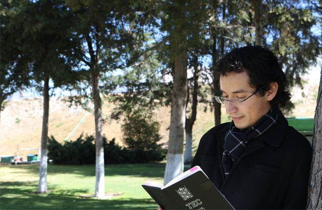 alumno leyendo un libro