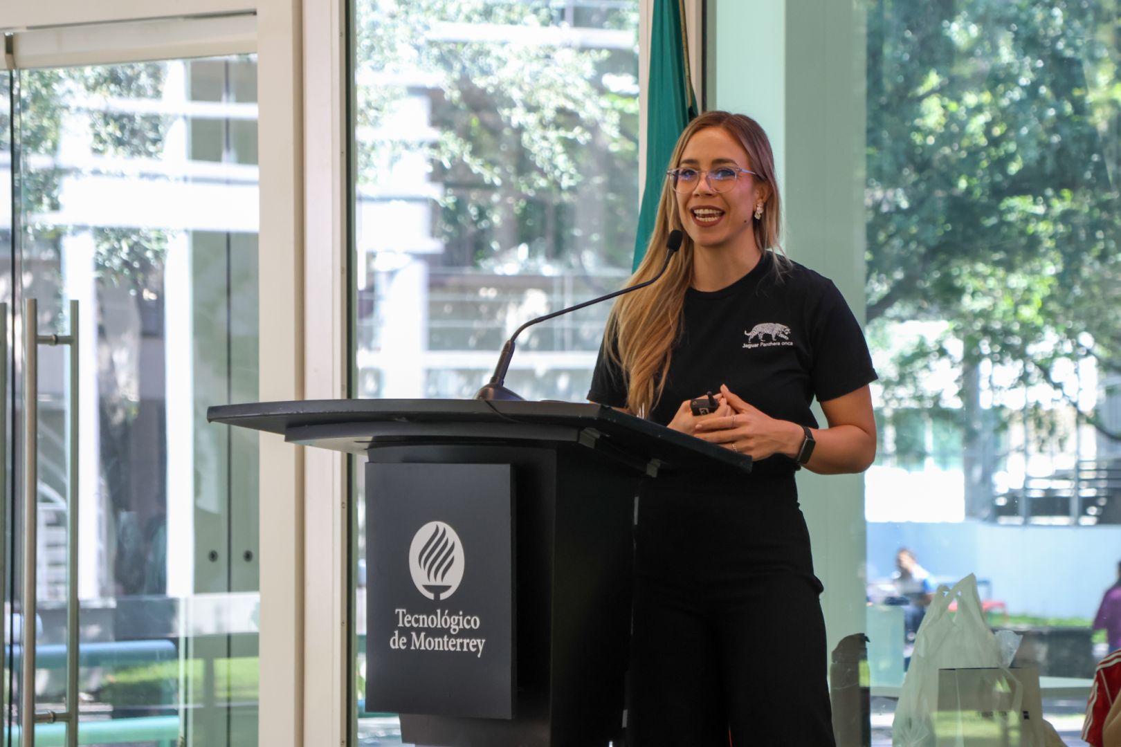 Carolina dando la plática