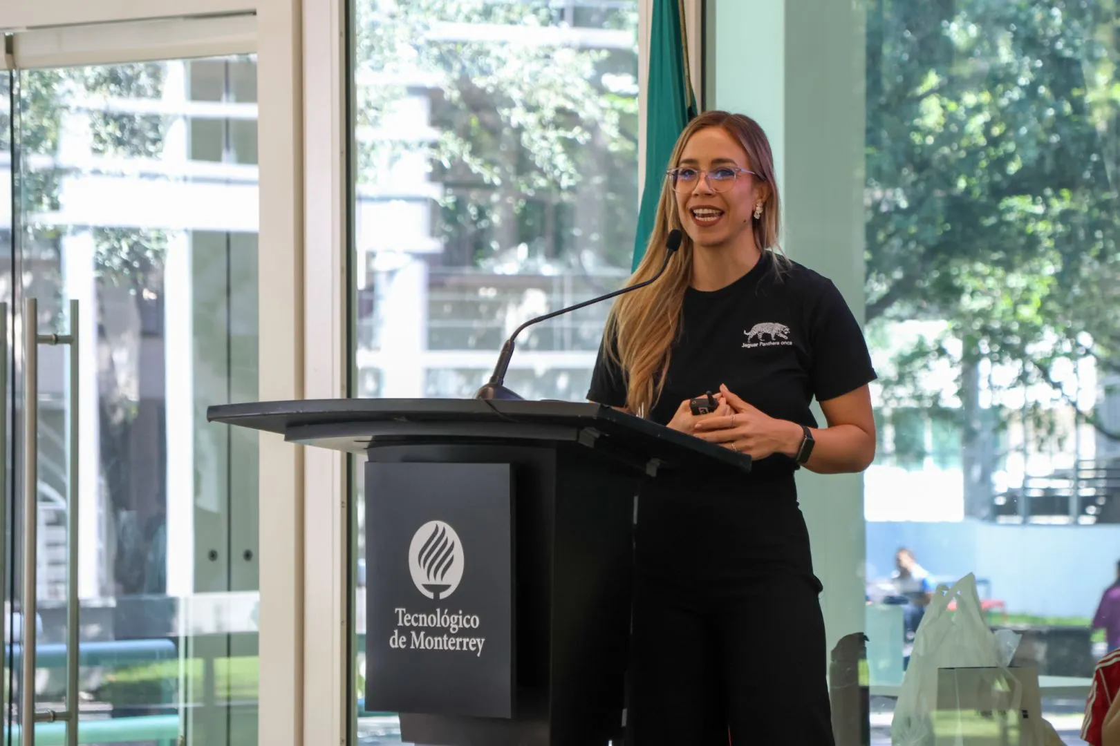 Carolina dando la plática