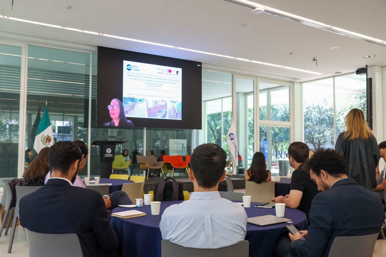 Público viendo la charla de la doctora Gabriela