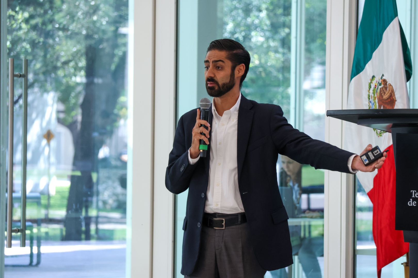 Sergio Valdivida dando la plática