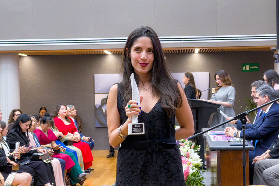 Claudia Medellín Ybinarriaga, egresada del Tec CCM y cofundadora de la agencia Audacia, con su Premio Mujer Tec.