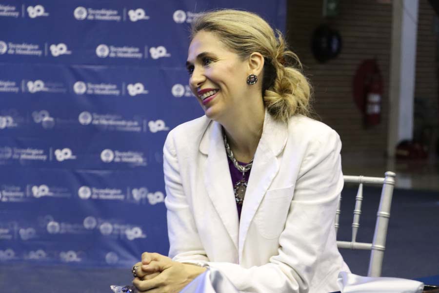Claudia Ordaz durante entrevista tras recibir el premio.