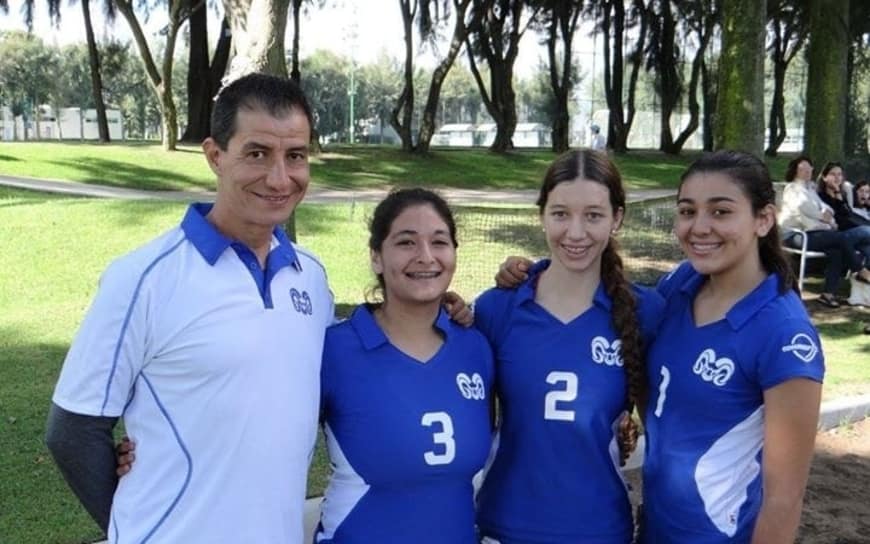 Conoce al coach de voleibol Gabriel Pérez que llevó al triunfo a la selección femenil