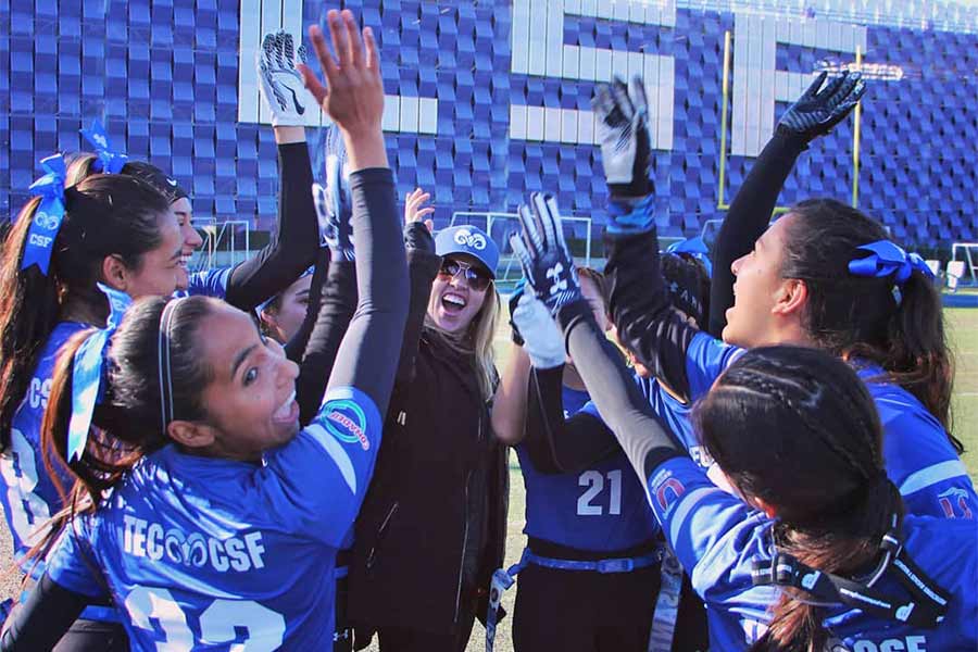 La coach Kelly estuvo a cargo del equipo de flag football en el Tec campus Santa Fe.