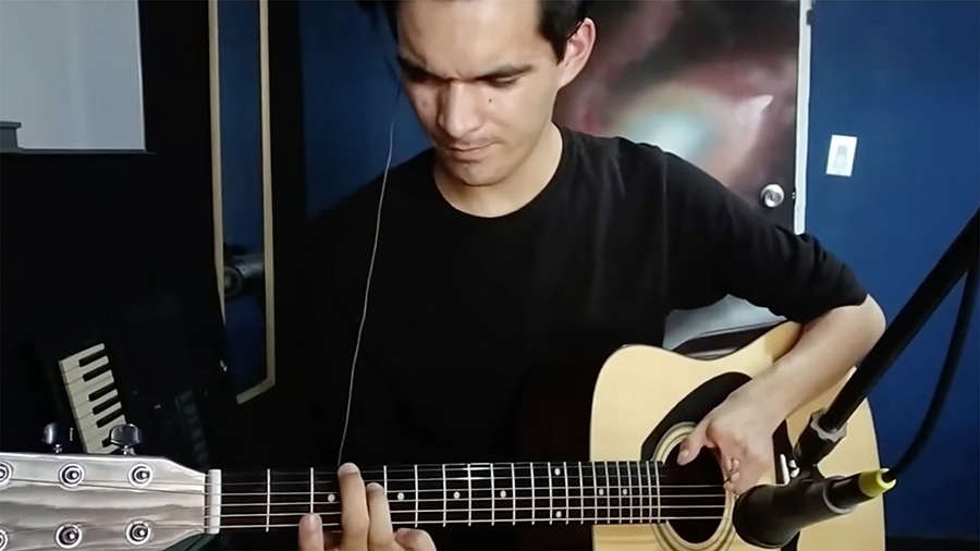 cobe tocando la guitarra