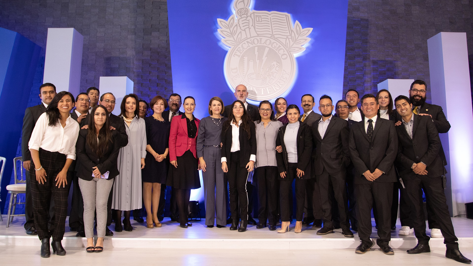 Colaboradores con Claudia Gallegos en Ceremonia de Graduación