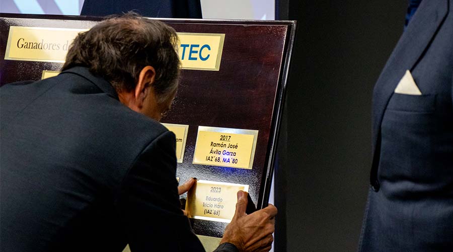 Colocan placa del Premio al Mérito EXATEC 2023 en el Tec de Monterrey campus Laguna