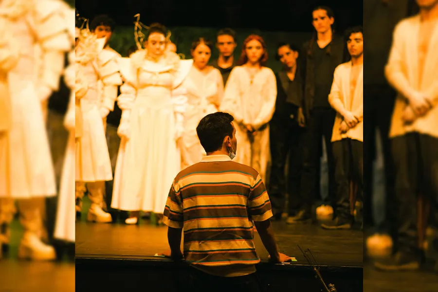 Clemente Vega dirige un ensayo de la Compa&ntilde;&iacute;a de Teatro del Tec campus Ciudad de M&eacute;xico, fomentando el arte esc&eacute;nico colaborativo.