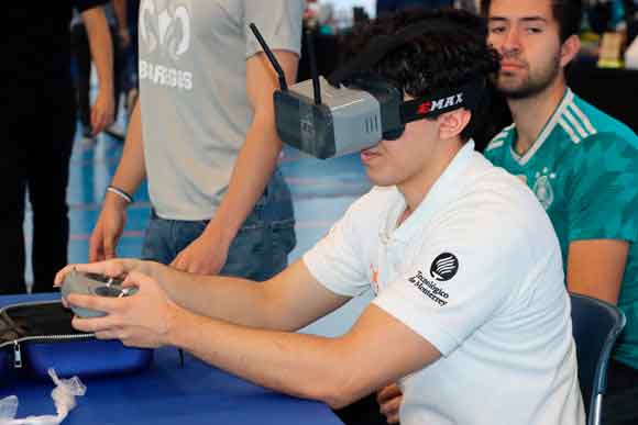 Estudiante con lentes de realidad virtual