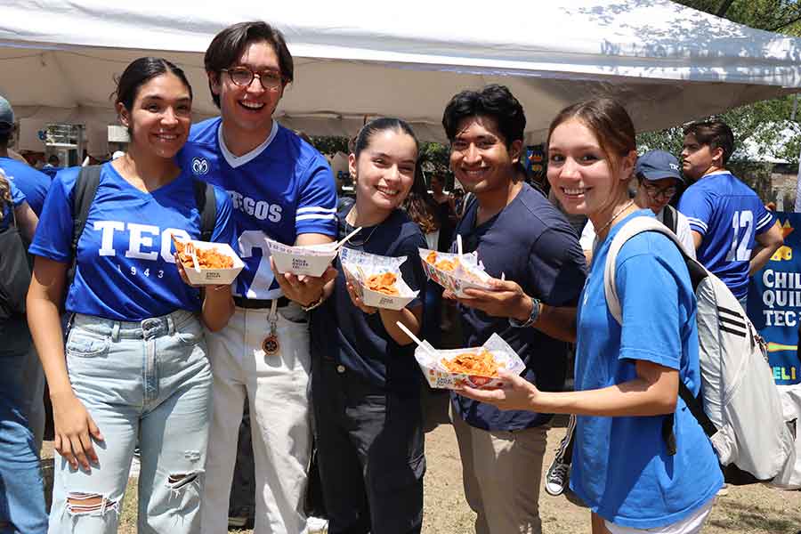 Estudiantes en el festejo por el 80 Aniversario en campus Monterrey.