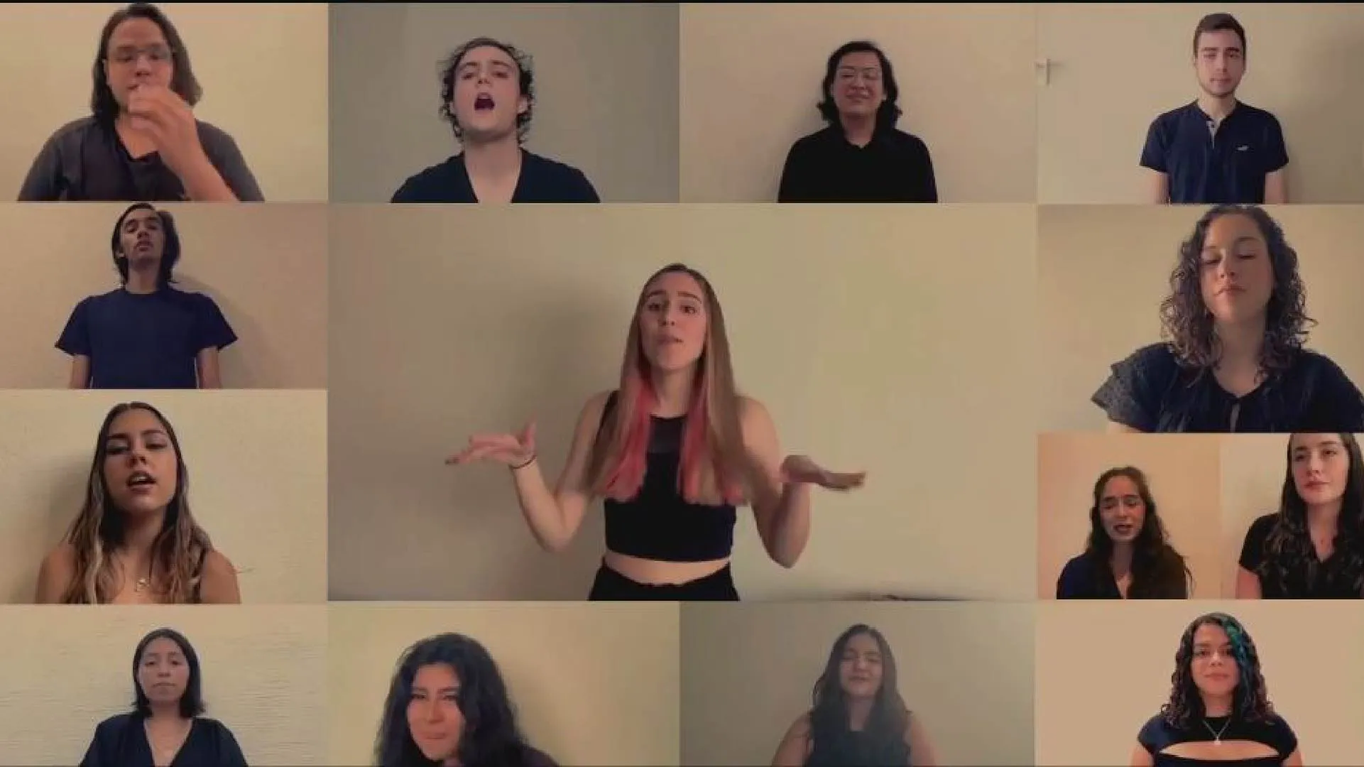 Alumnos del Ensamble de Coro de campus León interpretan I'm still standing