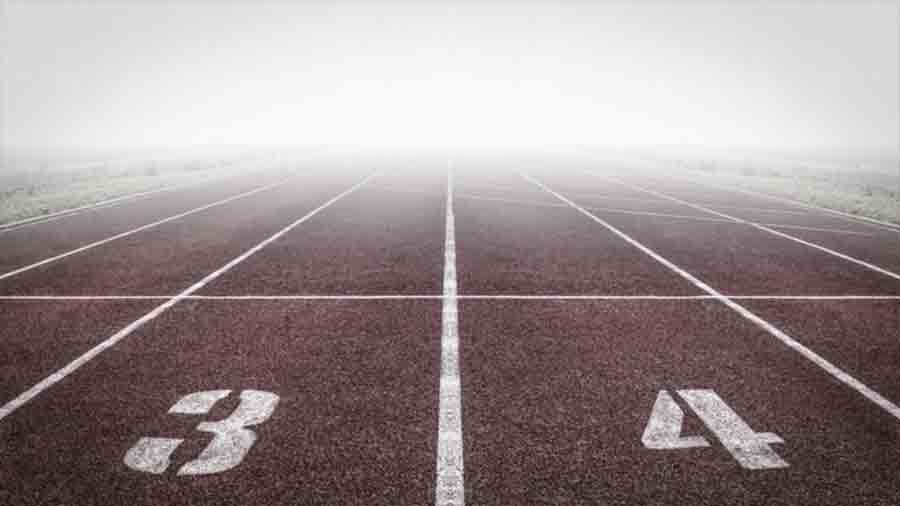 Pista de atletismo con niebla