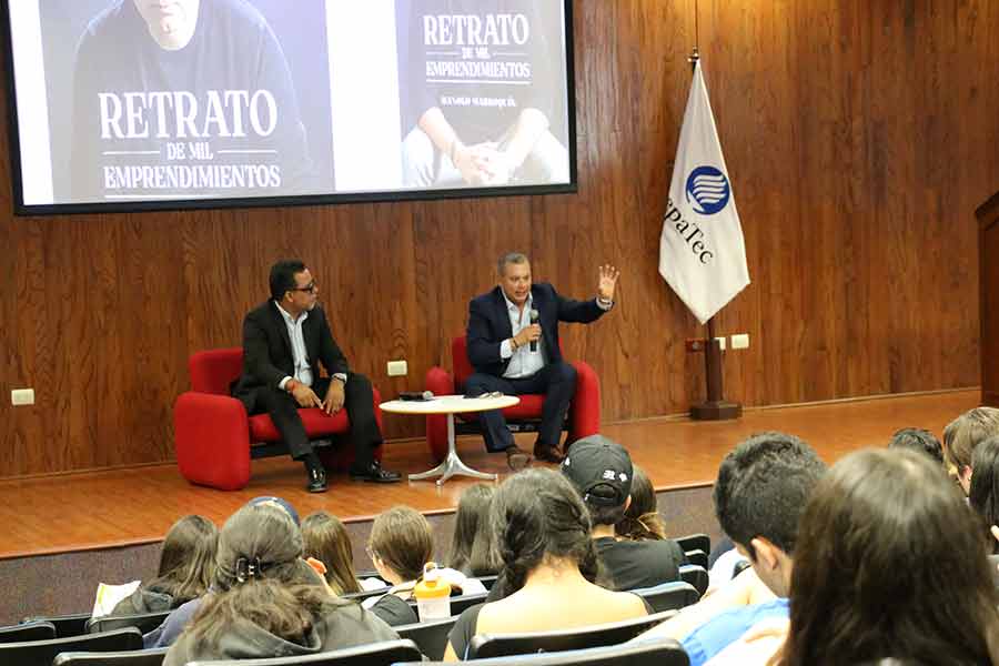 Consejos para emprender, jóvenes de PrepaTec Guadalajara dialogan con empresario guatemalteco.