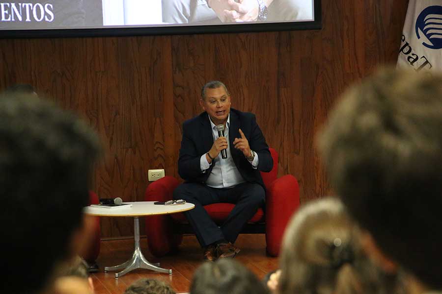 Consejos para emprender, jóvenes de PrepaTec Guadalajara dialogan con empresario guatemalteco.