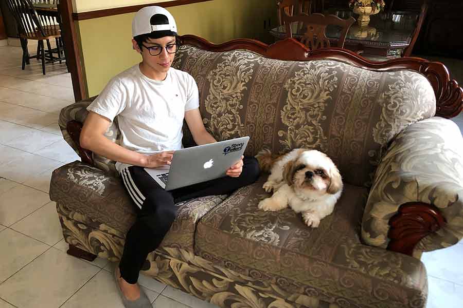 Alumno del Tec de Monterrey, en casa durante cuarentena, junto a su mascota