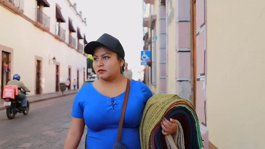 Mujer comerciante caminando por una calle