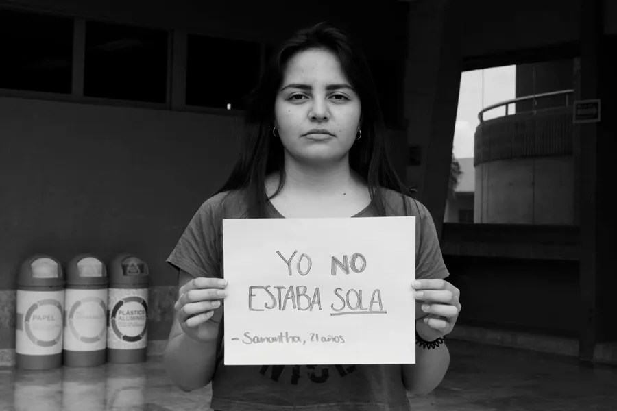 Cosette sosteniendo un cartel