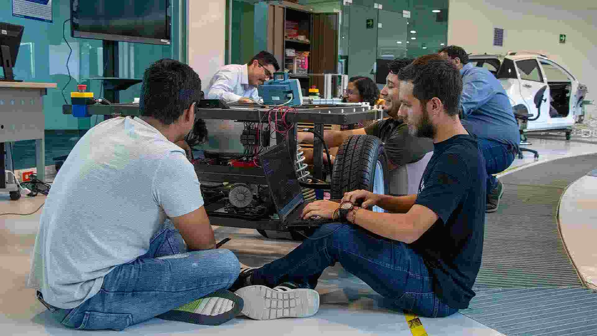 Alumnos y profesores trabajaron juntos en el perfeccionamiento del vehículo