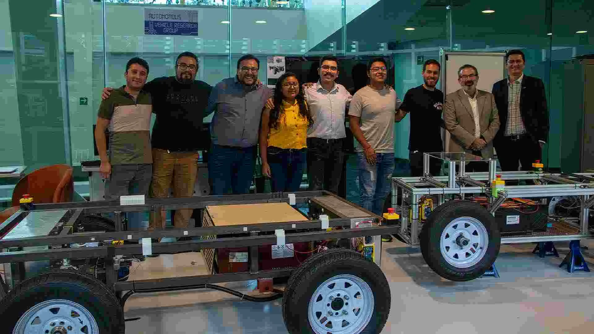 Equipo de profesores y alumnos presentando el AMR Tec
