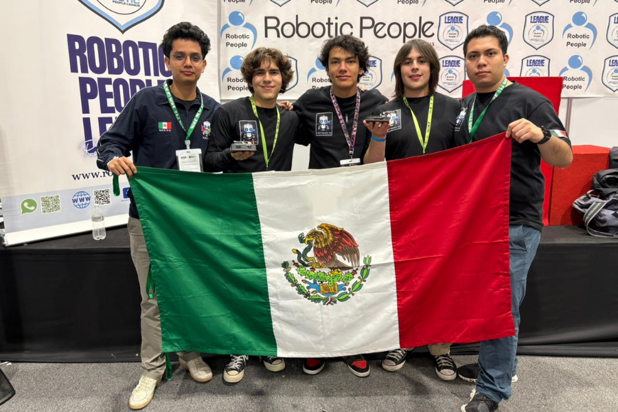 Estudiantes del Tec Ciudad de M&eacute;xico posan con la bandera de M&eacute;xico y su medalla tras ganar el Robotic People Fest.