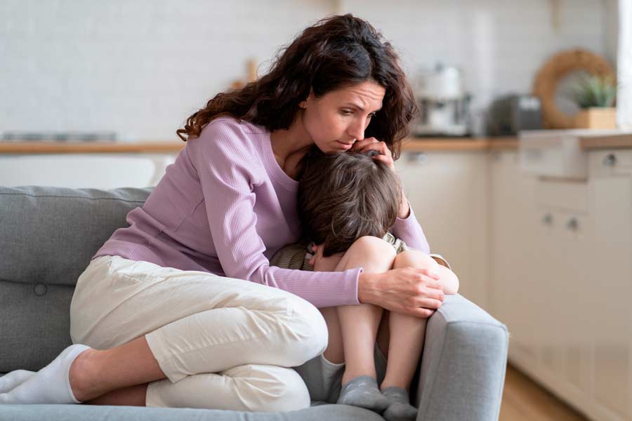 Enseña a tus hijos que las cosas no siempre salen bien y ayuda a que se enfoque en encontrar soluciones a sus desafíos.