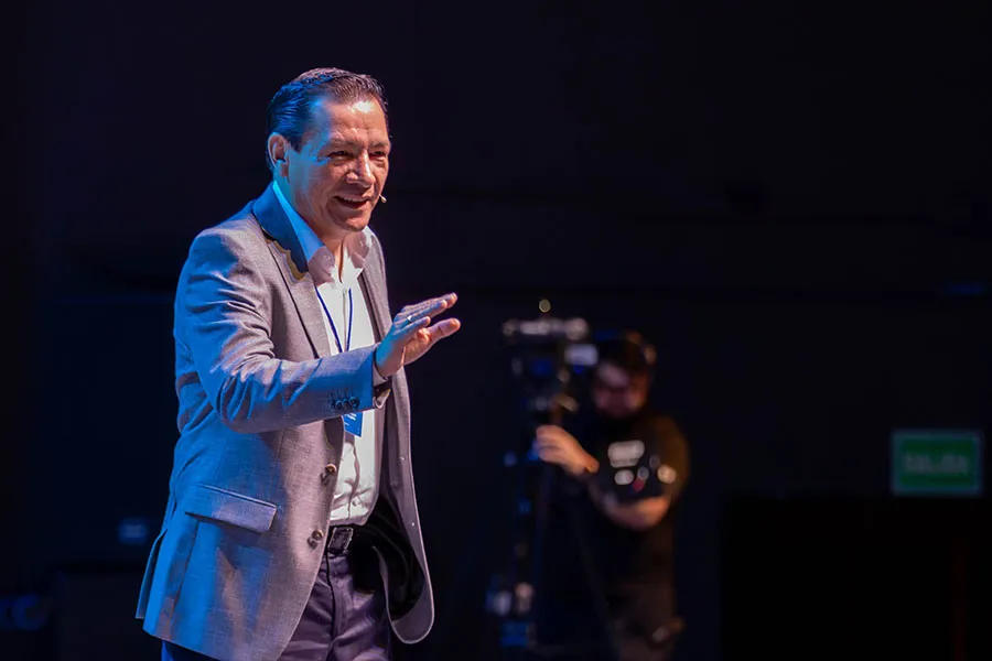 El decano de PrepaTec, Crisantos Martínez compartió el nuevo modelo educativo formativo. Foto: