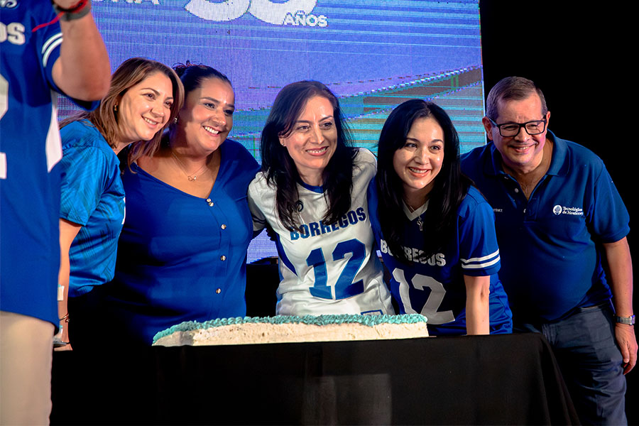 L&iacute;der de LiFE del Tec de Monterrey campus Laguna posa en fotograf&iacute;a del recuerdo del 50 aniversario junto a otros directores
