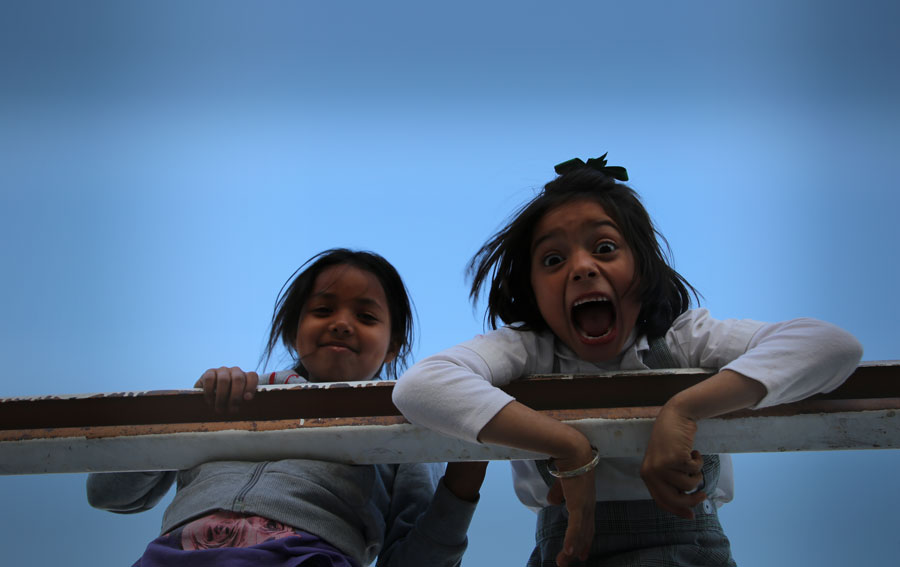 niñas de internado participando en las actividades