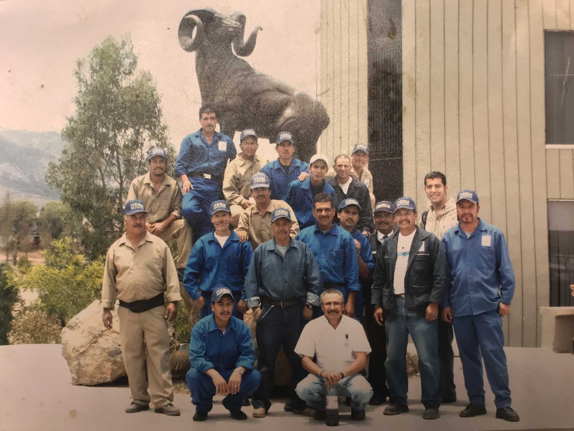 Don Cuco, posa al lado de sus compañeros en una fotografía 