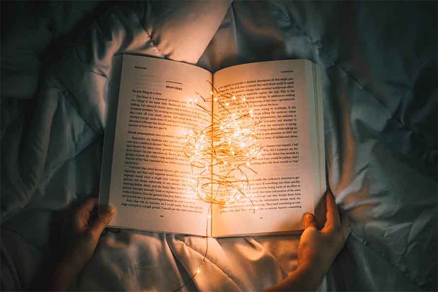 Libro abierto con luces navideñas