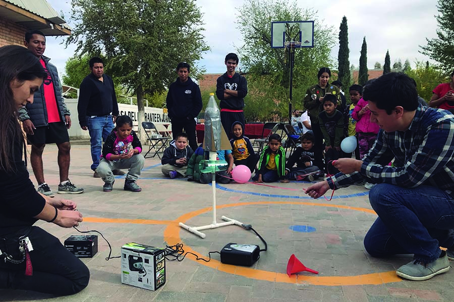 Alumnos-exponiendo-proyecto-a-niños