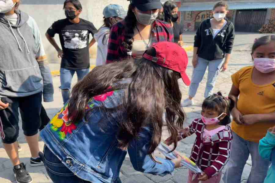 Gracias a la venta de dulces donaron más de 80 kits de útiles escolares