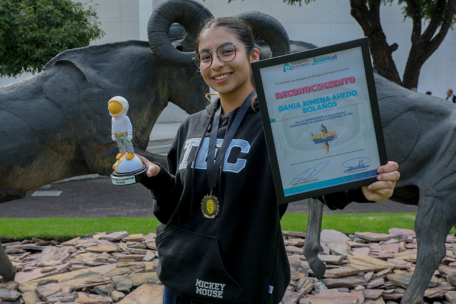 Dania con su reconocimiento del Premio Municipal de la juventud 2025.