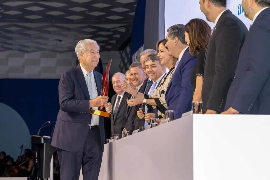 Daniel Cárdenas fue galardonado con el Premio Eugenio Garza Sada.