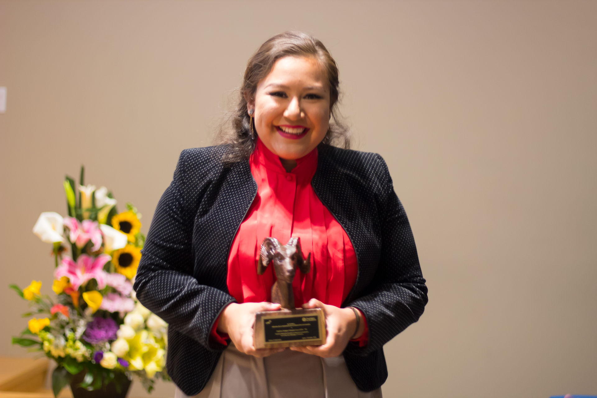 Daphne Selegna Vázquez recibiendo reconocimiento DEFI