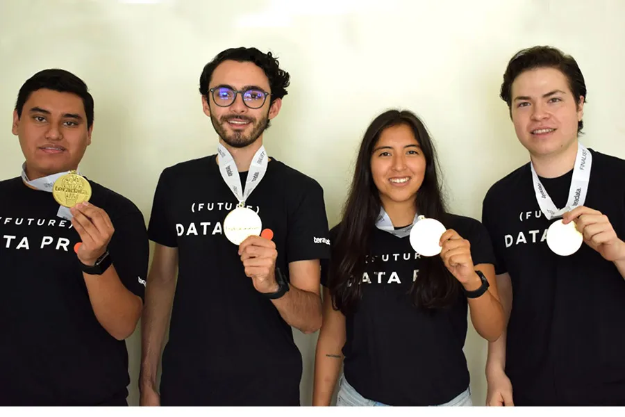Gastón, Fiel, Fabiola y Marco sosteniendo las medallas de Teradata