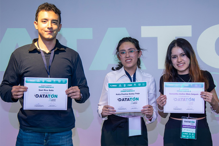 Integrantes del equipo de estudiantes del Tec campus Estado de M&eacute;xico que obtuvo la menci&oacute;n honor&iacute;fica. De izquierda a derecha: Gael Rico, Katia Godoy y Samantha Melo. 