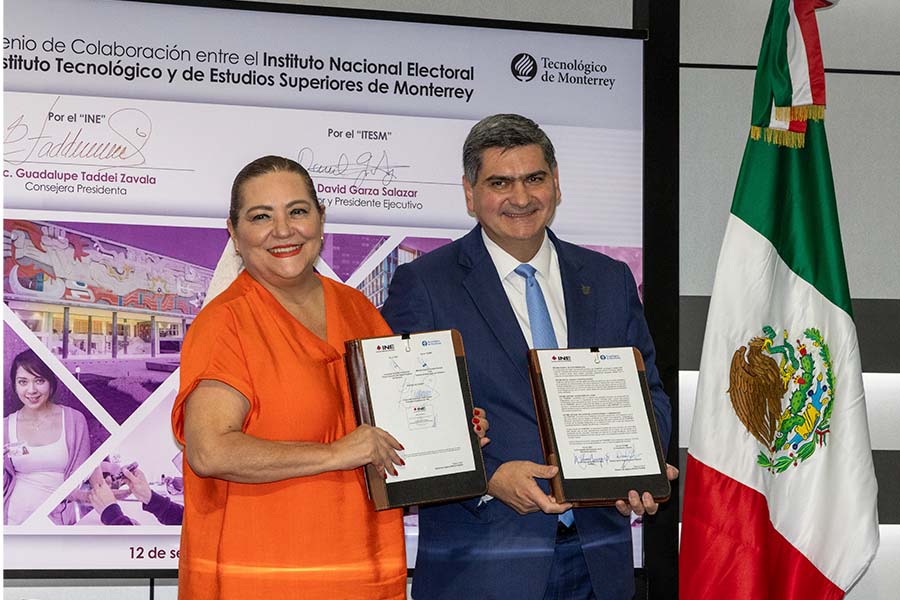 Firma del convenio INE-Tec por Guadalupe Taddei Zavala, consejera presidenta del INE y David Garza Salazar, rector y presidente del Tec de Monterrey. 