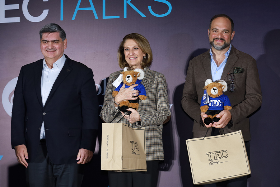 David Garza, presidente ejecutivo del Tecnológico de Monterrey; Marcela Velasco, directora de Mercadotecnia Corporativa de Telcel y Amóvil; y León Krauze, periodista y egresado del Tec CCM, durante EXATEC Talks.