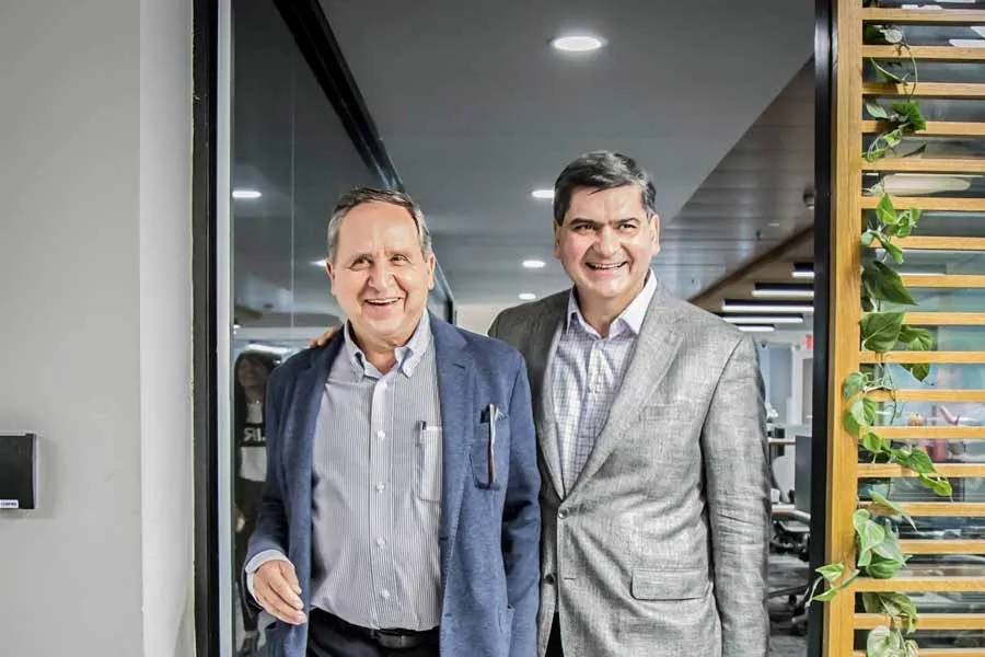 Salvador Alva, actual presidente del Tec de Monterrey, y David Garza, actual rector y próximo presidente, tras el anuncio del relevo. Foto: Alejandro Salazar