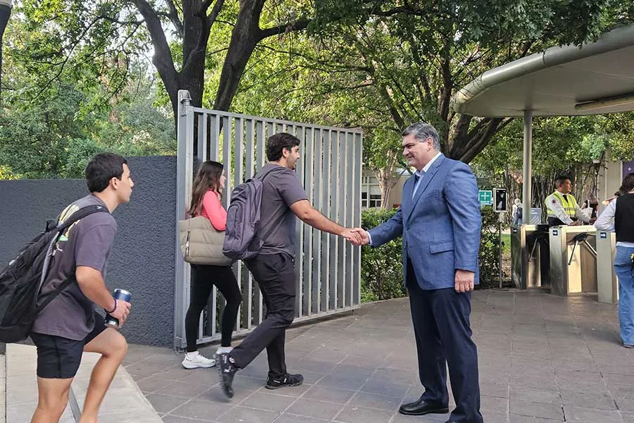 El rector y presidente ejecutivo del Tec, David Garza dio la bienvenida a estudiantes Foto: Comunicación de Rectoría