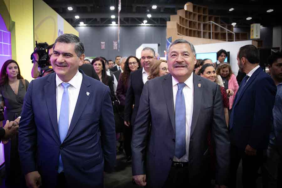 David Garza y Santos Guzmán en la Feria Internacional del Libro Monterrey 2023.