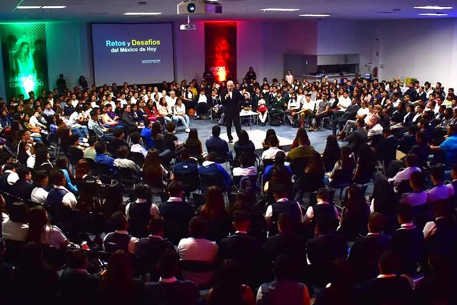 David Noel en conferencia con jóvenes guanajuatenses