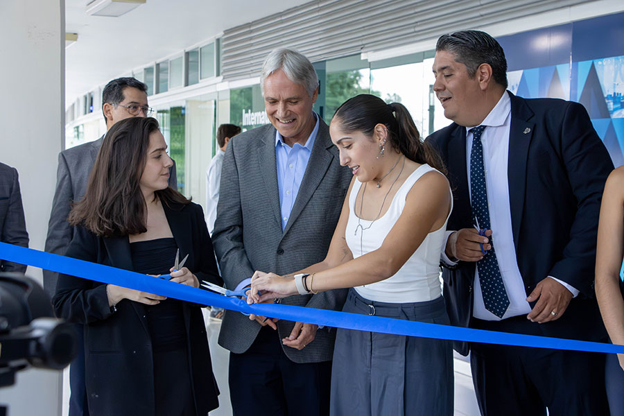 Alumna inaugurando los nuevos laboratorios de negocios del Tec campus León.