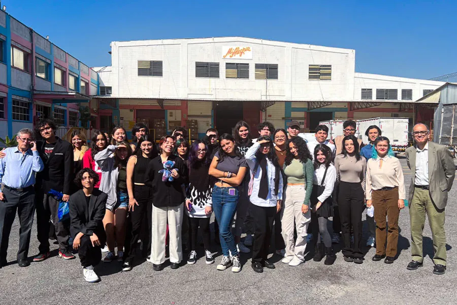 Estudiantes de Pensamiento Lógico Computacional en fábrica Juguetes Mi Alegría