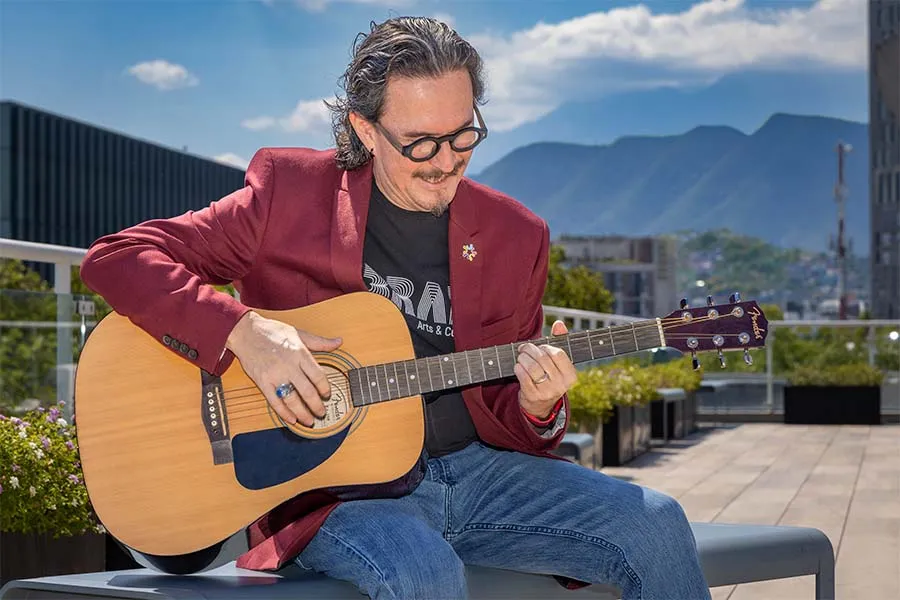 Luis Raúl Domínguez toca la guitarra