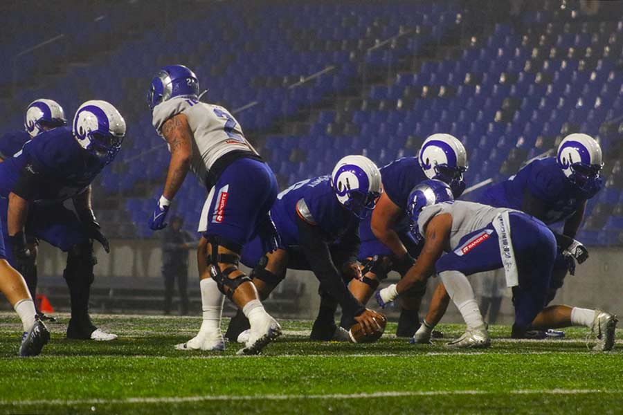 El juego de Borregos Monterrey vs Borregos Puebla se jugó bajo frío y lluvia. 