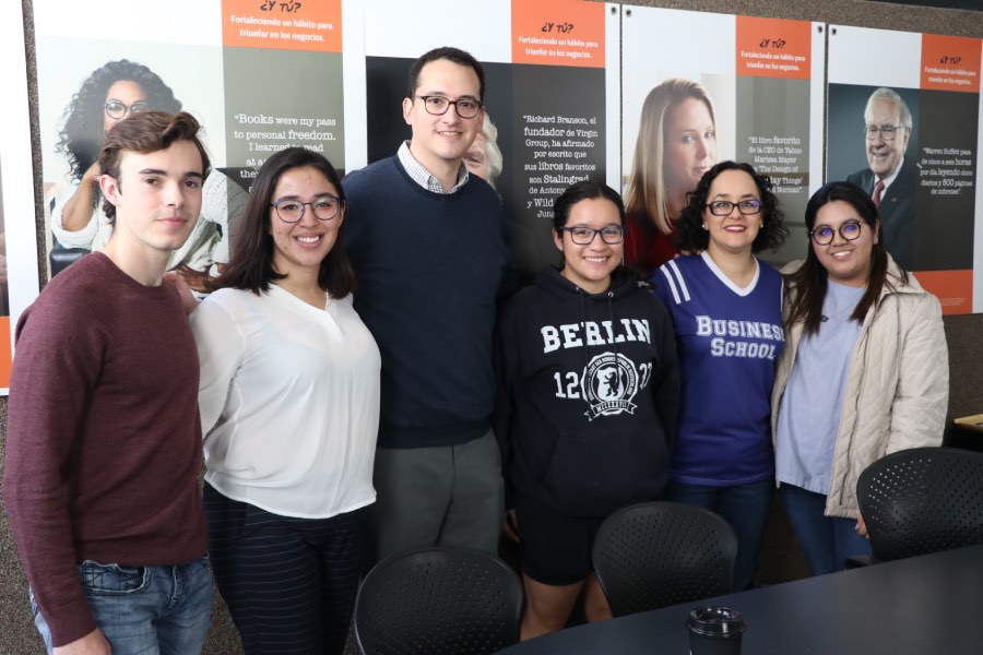 Alumnos representantes de la delegación con David Pedroza, asesor de contenido digital en la ONU