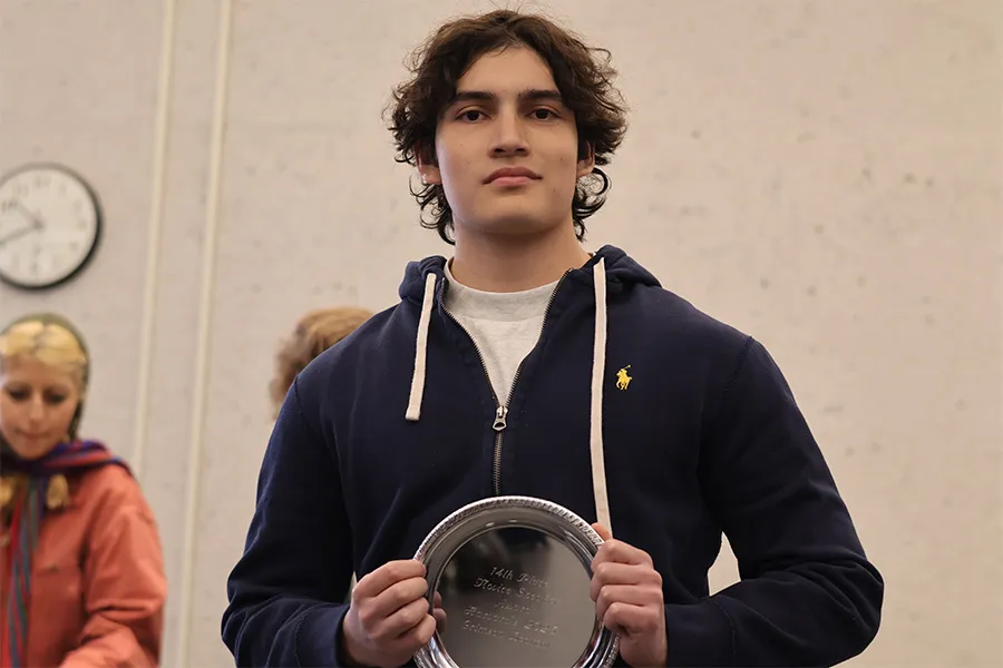 Damián Moreno con el premio a mejor orador individual de su categoría.